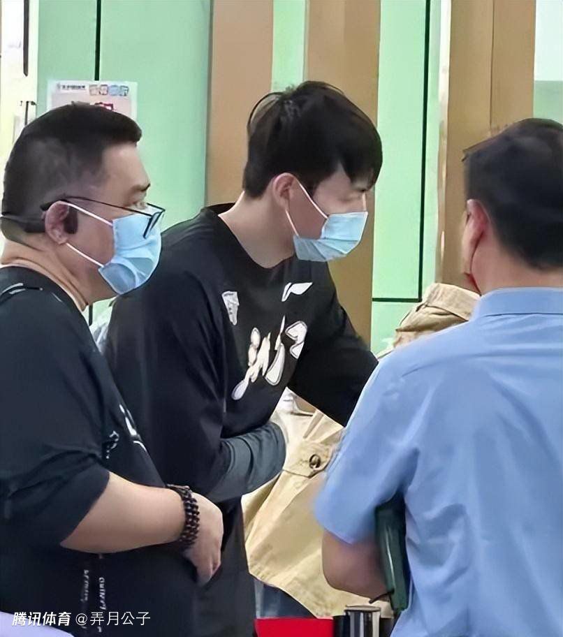 高温酷暑穿80斤防弹服拍摄，在十几层楼高的吊车里拍摄……这次的《猫和老鼠》大电影，将是汤姆和杰瑞首次在电影院与中国观众见面，令广大粉丝及网友都兴奋不已